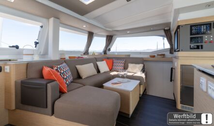 Salon eines FP 44 Katamarans mit gepolsterter Sitzecke, Navigationsinstrumenten und Panoramafenstern (Werftbild) – Katamarancharter Mallorca