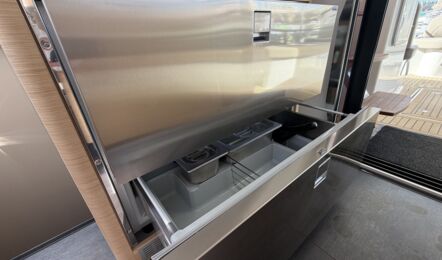 Große Kühlfächer gegenüber der Pantry im Salon der Segelyacht FP44 „Hi iaka“ – Yachtcharter Mallorca
