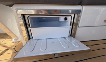 Kühlfach direkt im Cockpit der Hanse 460 „Antares“ – Yachtcharter Mallorca