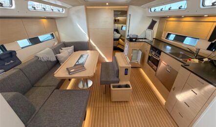 Blick in den großzügigen Salon mit offener Pantry der Hanse 460 „Antares“ mit heller Innenausstattung – Yachtcharter Mallorca