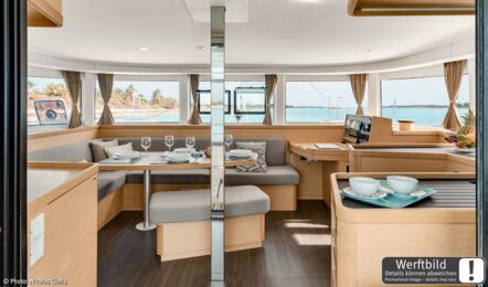 Salon Innenaufnahme eines Katamarans Lagoon 42.3 in Rogoznica in Kroatien