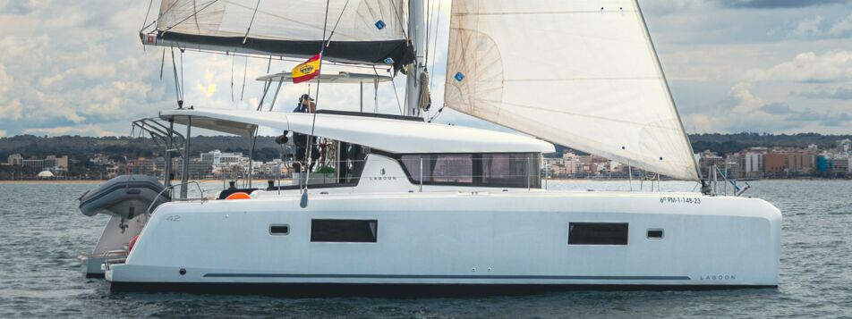 Steuerbord Aussenaufnahme der Lagoon 42 „Sunshine“ in Can Pastilla auf Mallorca