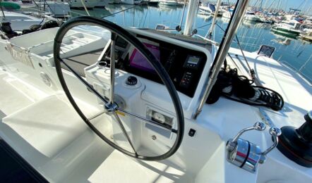 Steuerstand mit Navigationsinstrumenten des Katamarans lagoon 450 Irena auf Mallorca in Can Pastilla