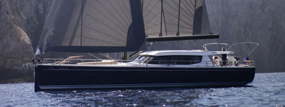 Decksalon-Segelyacht Moody DS54 „Adventuro“ mit blauem Rumpf unter Segeln vor der Felsküste Mallorcas – Charter Can Pastilla