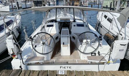 Cockpit der Segelyacht Oceanis 34.1 „Fiete“ mit zwei Steuerrädern und Teakdeck am Liegeplatz Heiligenhafen – Charter Ostsee