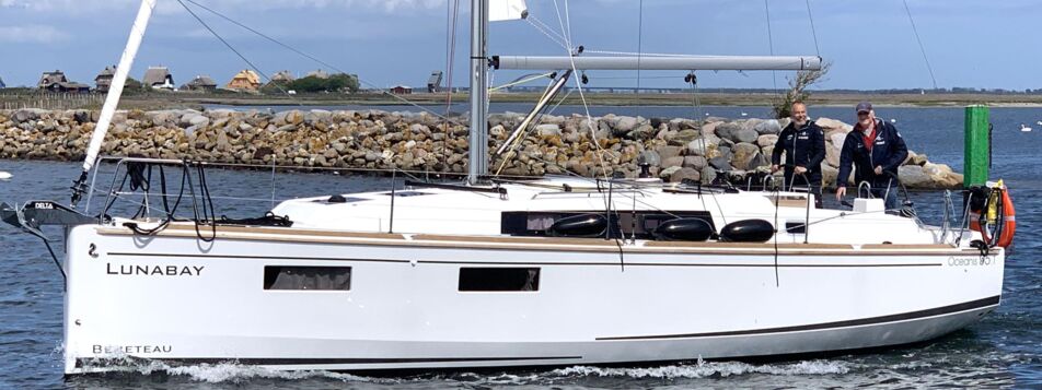 Backbord-Seitenansicht der Segelyacht Oceanis 35.1 „Lunabay" mit Crew im Cockpit vor Barth – Yachtcharter Ostsee