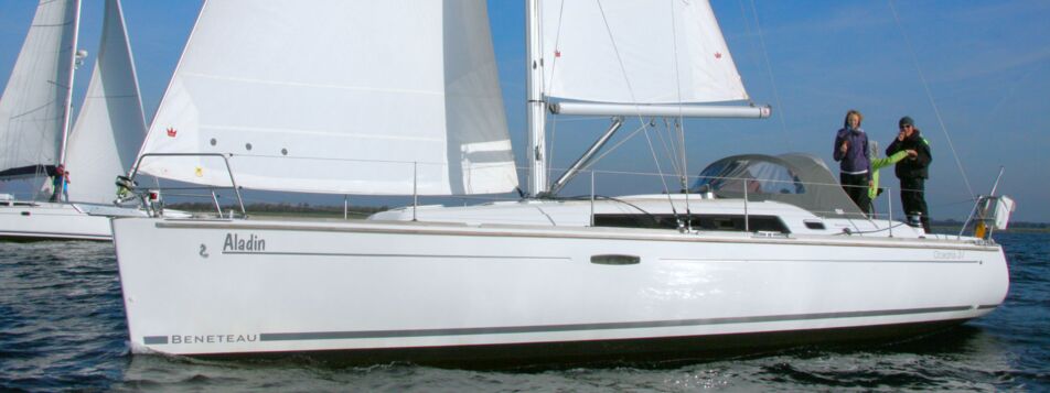 Backbord Aussenaufnahme der Oceanis 37 "Aladin" in Barth