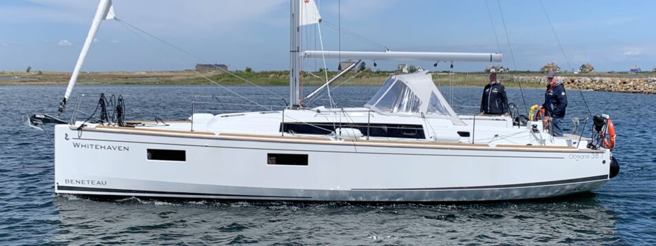 Seitenansicht der Segelyacht Oceanis 38.1 „Whitehaven“ mit Crew im Cockpit vor Flensburg – Yachtcharter Ostsee