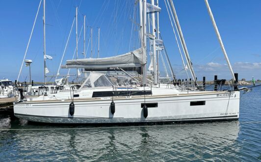 Steuerbord Aussenaufnahme der Oceanis 38.1 "Balosbay" in Heiligenhafen