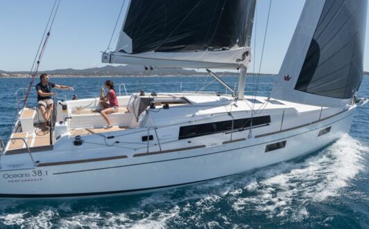 Steuerbord Aussenaufnahme einer Oceanis 38.1 in Heiligenhafen