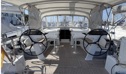 Blick ins Cockpit der Segelyacht Oceanis 47 „Große Freiheit“ am Steg in Heiligenhafen mit zwei Carbonsteuerrädern, Bimini mit Seitenschutz und Teakboden – Yachtcharter Ostsee