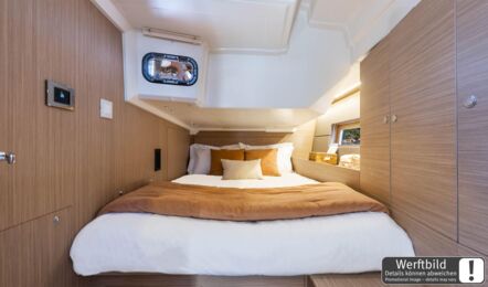 Achterkabine auf der Backbordseite einer Oceanis 47 mit großer Doppelkoje und hellem Interieur (Werftbild) – Yachtcharter Kroatien