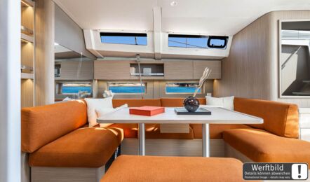 Großer absenkbarer Salontisch einer Oceanis 47 mit Möglichkeit für zwei Salonkojen (Werftbild) – Yachtcharter Kroatien