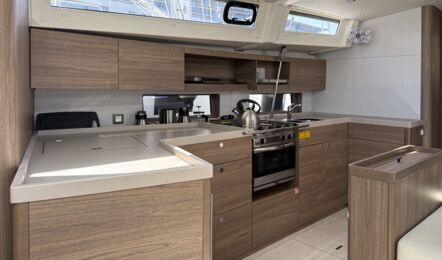 Großzügige offene Pantry der Segelyacht Oceanis 47 „Große Freiheit“ im Salon mit Herd und großem Kühlschrank – Yachtcharter Ostsee