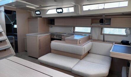 Blick durch den Salon der Segelyacht Oceanis 51.1.3 „Marny“ zur U-förmigen Pantry und zum Kartentisch – Yachtcharter Kroatien