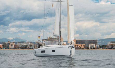 Frontale Bugansicht der Oceanis 51.1 „Flipper“ mit aufragendem Mast vor der Küste von Can Pastilla – Yachtcharter Mallorca