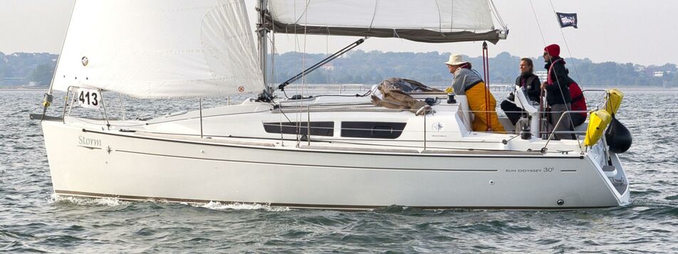 Backbord Aussenaufnahme der Sun Odyssey 30i "Storm" in Heiligenhafen