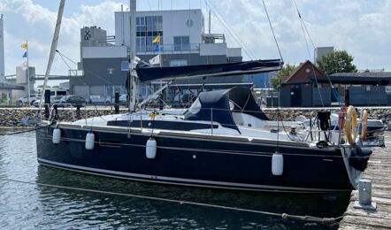 Heck Backbord Aussenaufnahme der Sun Odyssey 349.2 "Insula Solis" in Heiligenhafen