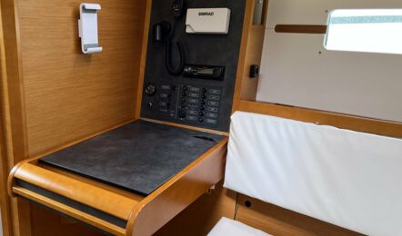 Kartentisch Innenaufnahme der Sun Odyssey 349.2 Insula Solis in Heiligenhafen