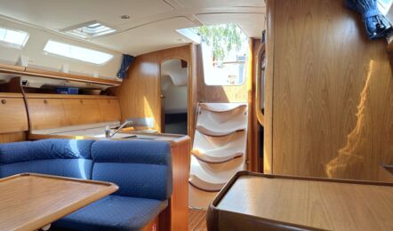 Salon Innenaufnahme der Sun Odyssey 40 "Moulin Rouge" in Barth