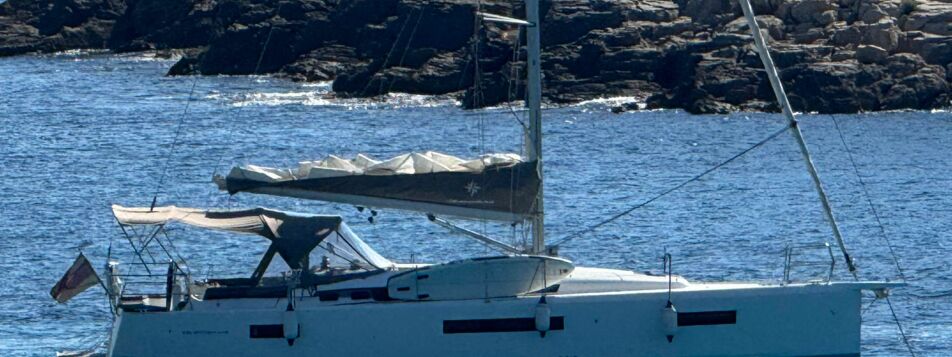Steuerbord Aussenaufnahme der Sun Odyssey 440 „Carlotta“ in Palma auf Mallorca