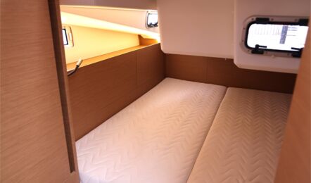 Blick in die Achterkabine auf der Steuerbordseite der Segelyacht Sun Odyssey 440 „Cassiopeia“ mit hellen Matratzen und geräumiger Doppelkoje – Yachtcharter Ostsee