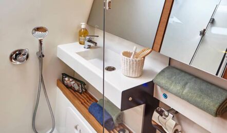 Nasszelle einer Sun Odyssey 440 mit WC, Spüle und eigenem Duschbereich (Werftbild) – Yachtcharter Kroatien