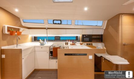 U-förmige Pantry im Salon einer Sun Odyssey 455 mit Gasherd (Werftbild) – Yachtcharter Kroatien
