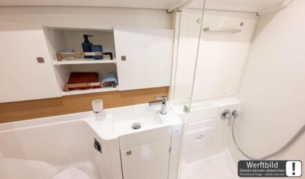 Nasszelle im Heck einer Sun Odyssey 455 mit WC, Spüle und separatem Duschbereich der Layoutversion mit zwei Nasszellen (Werftbild) – Yachtcharter Kroatien