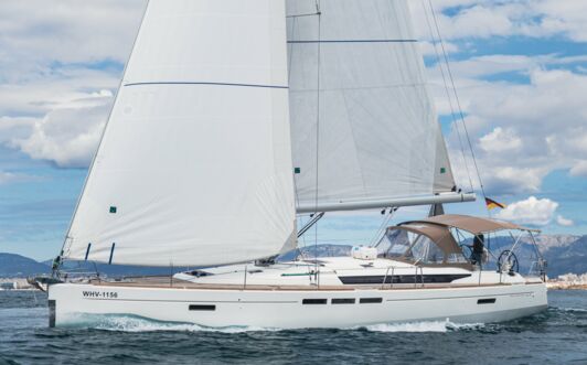 Backbord Aussenaufnahme der Sun Odyssey 510 „Alea“ in Can Pastilla auf Mallorca