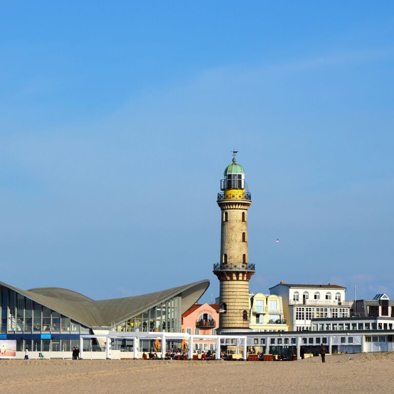 Warnemünde Leuchtturm Warnemünde Leuchtturm am Strand