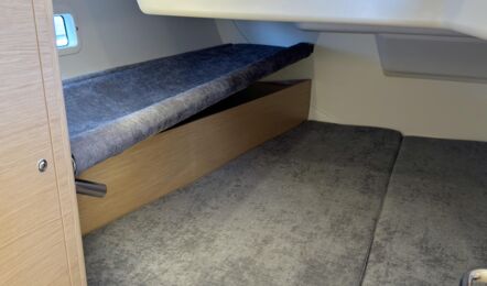 Achterkabine der Segelyacht X 4.3 „Alive“ mit Doppelkoje und Ablage – Yachtcharter Ostsee