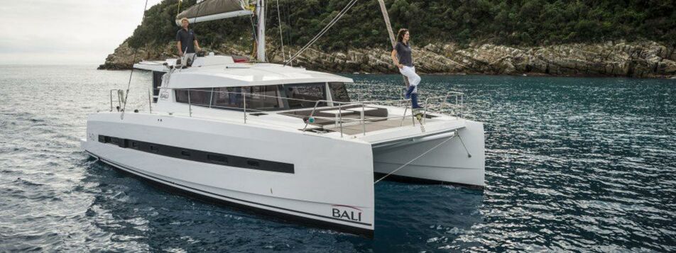 Steuerbord Bugansicht auf das Vorschiff eines Katamarans Bali 4.0 auf Mallorca in Can Pastilla