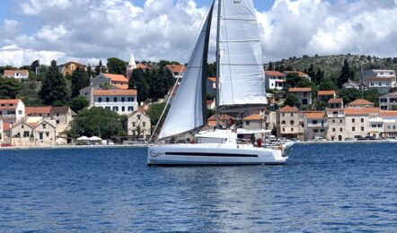 Backbord Aussenaufnahme unter Segeln des Katamarans Bali 4.3 Carpe Ventum in Rogoznica in Kroatien
