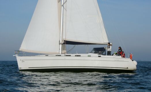 Backbord Aussenaufnahme der Beneteau Cyclades 43.4 „Fix“ in Heiligenhafen