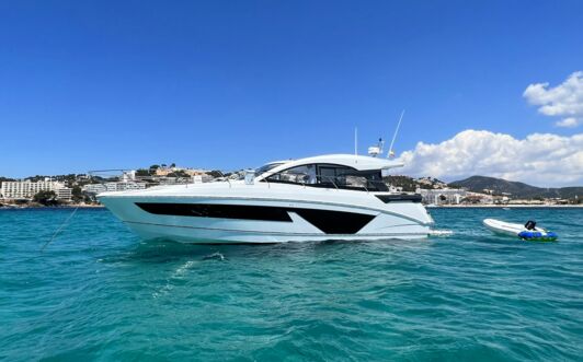 Backbord Aussenaufnahme der Beneteau GT 45 Pandora in Can Pastilla auf Mallorca