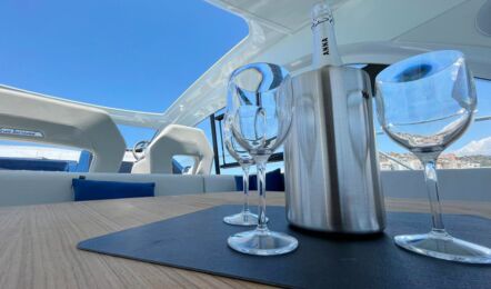 Plicht Cockpittisch Aussenaufnahme der Beneteau GT 45 Pandora in Can Pastilla auf Mallorca