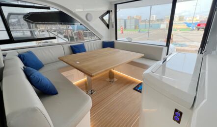 Plicht Salon Innenaufnahme der Beneteau GT 45 Pandora in Can Pastilla auf Mallorca