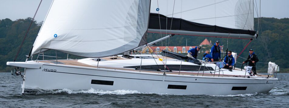 Die Segelyacht Dehler 46 SQ „Hugo" unter vollen Segeln mit Crew an Bord – Yachtcharter Kroatien