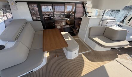 Blick ins Cockpit der Segelyacht FP44 „Hi iaka“ mit Teakboden, großem Sitzbereich und Blick zum Salon – Yachtcharter Mallorca