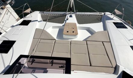 Blick auf das Vorschiff der Segelyacht FP44 „Hi iaka“ mit sehr großem Sitz- und Liegebereich – Yachtcharter Mallorca