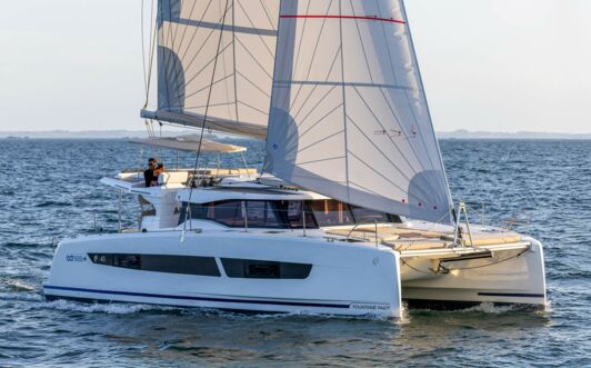 Steuerbord Aussenaufnahme einer Fountaine Pajot NEW 41 in Can Pastilla auf Mallorca