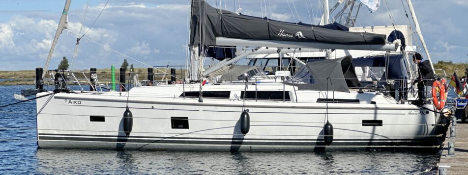 Seitenansicht der Segelyacht Hanse 388 „Aiko" am Liegeplatz in Flensburg – Yachtcharter Ostsee
