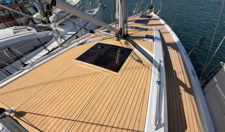 Blick über das vollständig mit synthetischem Teak ausgelegte Deck der Hanse 460 „Antares“ am Steg in Can Pastilla – Yachtcharter Mallorca