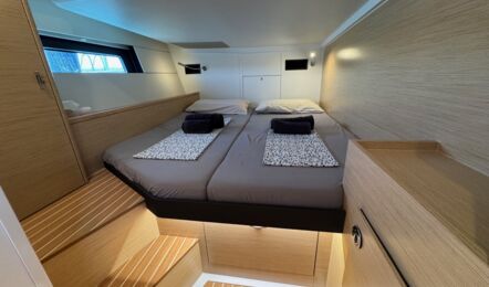 Gepflegte Heckkabine der Hanse 460 „Antares" mit frisch bezogenem Doppelbett und hellem Holz-Innenausbau – Yachtcharter Can Pastilla
