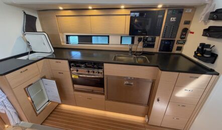Große offene Pantry direkt im Salon der Hanse 460 „Antares“ mit großzügigem Kühlschrank und einer zentralen Spülmaschine – Yachtcharter Mallorca