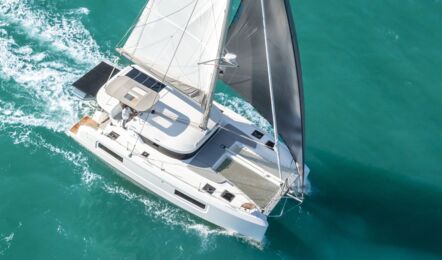 Decksansicht einer Lagoon 38 aus der Vogelperspektive unter Segeln auf offenem Meer (Werftbild) – Yachtcharter Mallorca