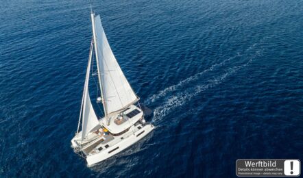 Decksansicht einer Lagoon 38 unter Segeln auf offener See mit tiefblauem Wasser (Werftbild) – Yachtcharter Mallorca