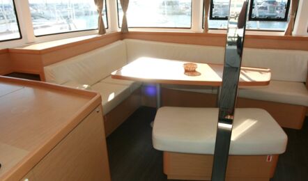 Salon eines Katamarans Lagoon 42 auf Mallorca in Can Pastilla