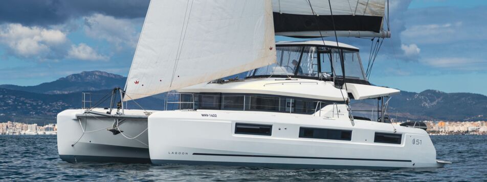 Seitenansicht des Katamarans Lagoon 51 „Selanja“ unter vollen Segeln vor der Bucht von Palma – Yachtcharter Mallorca